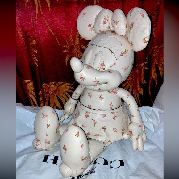 LIMITED EDITION Coach & Disney Minnie Mouse XL leather Collectors Doll. - Picture 6 of 7
